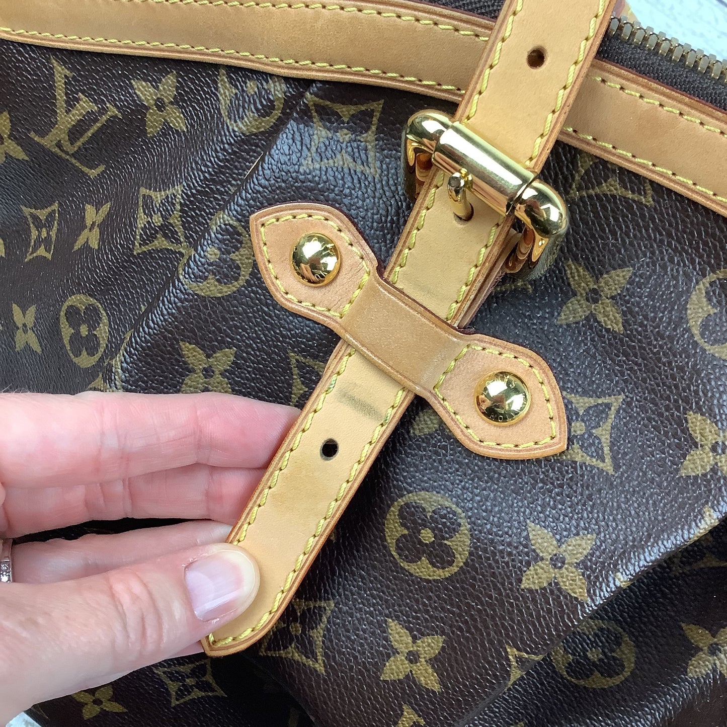 Handbag Luxury Designer By Louis Vuitton, Size: Medium
