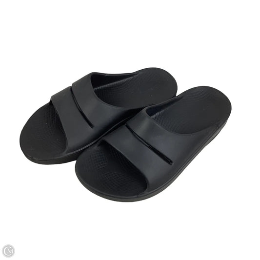 Sandals Flats By Oofos In Black, Size: 7