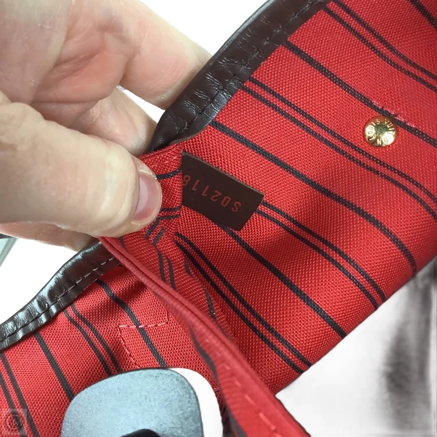 Handbag Luxury Designer By Louis Vuitton, Size: Medium