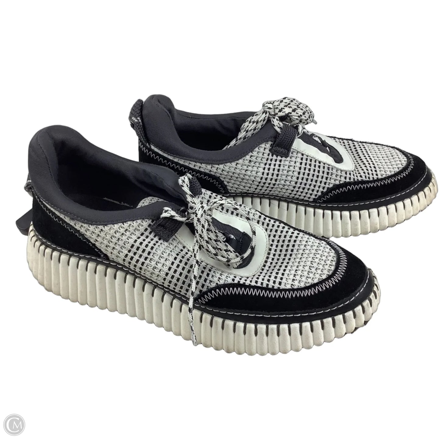 Shoes Sneakers By Clothes Mentor In Black & White, Size: 9.5