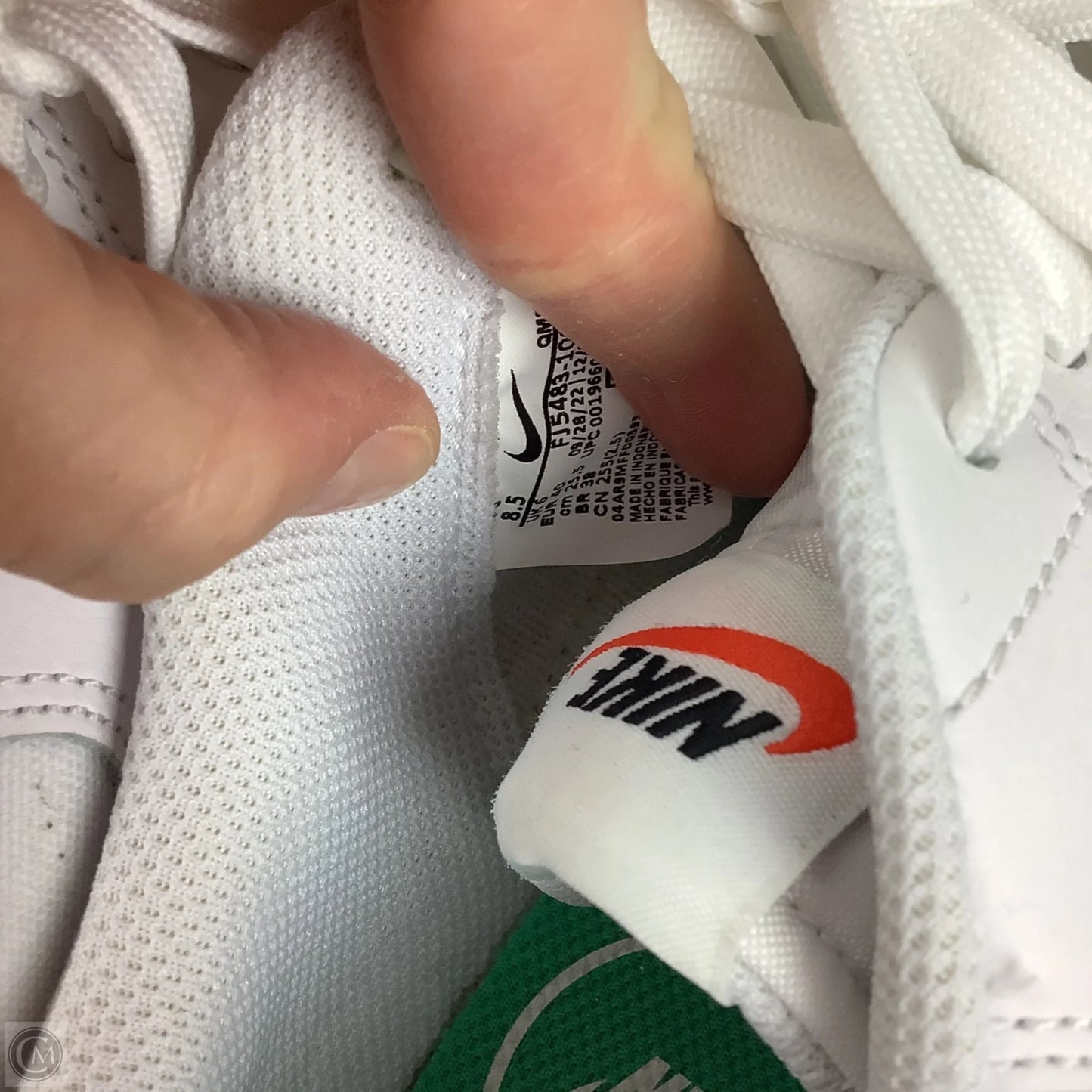 Shoes Sneakers By Nike In White, Size: 8.5