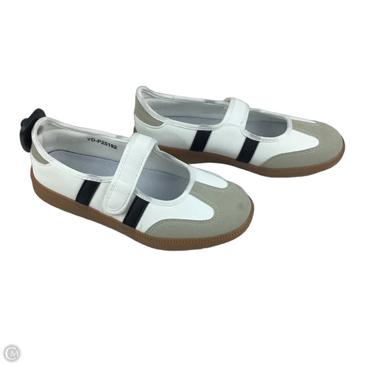 Shoes Flats By Clothes Mentor In Black & White, Size: 7