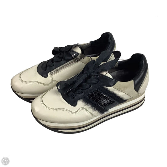 Shoes Sneakers By Clothes Mentor In Black & Cream, Size: 7.5 (38)