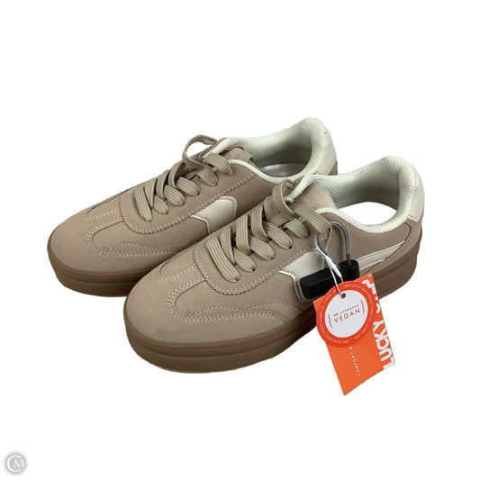 Shoes Sneakers By Clothes Mentor In Tan, Size: 7