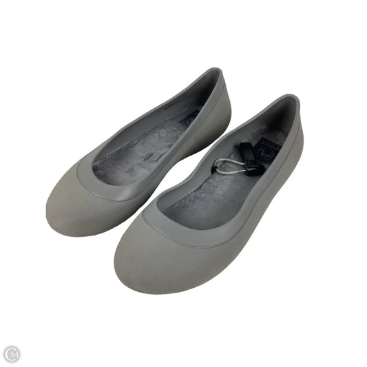 Shoes Flats By Crocs In Grey, Size: 9