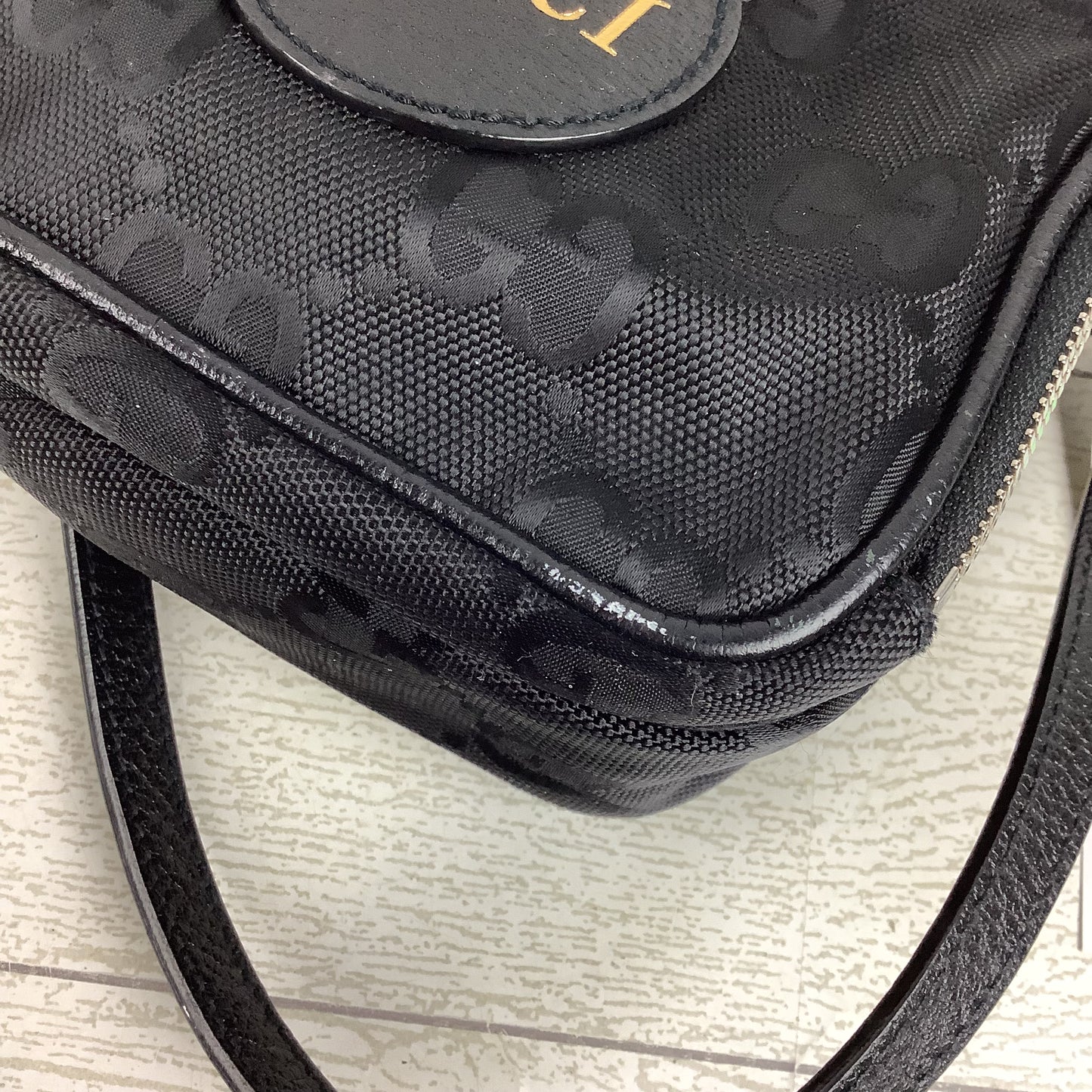 Crossbody Luxury Designer By Gucci, Size: Small