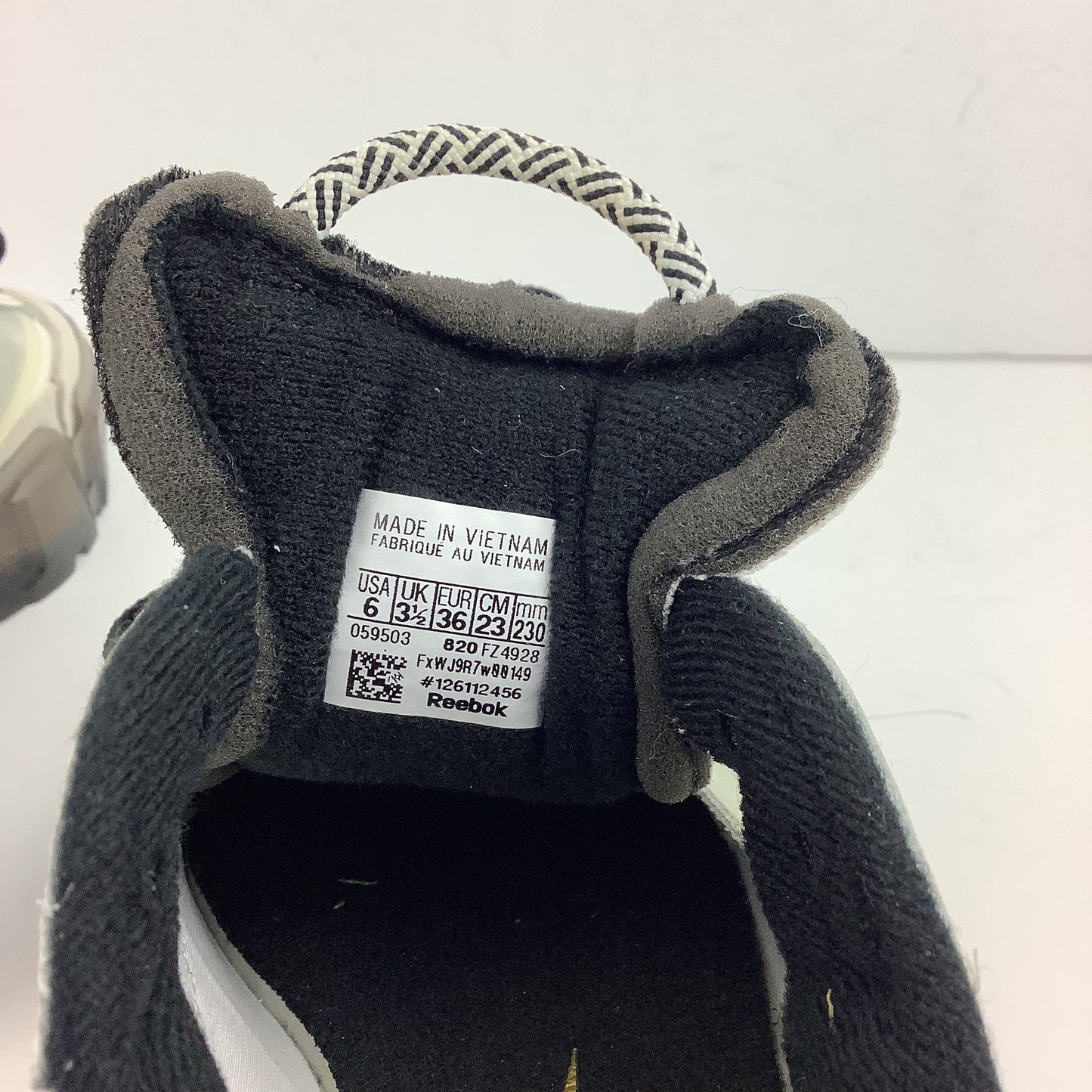 Shoes Sneakers By Reebok In Black & White, Size: 6