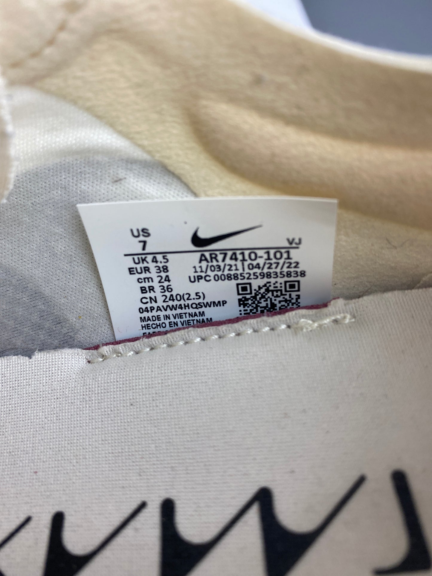 Shoes Athletic By Nike In Cream, Size: 7