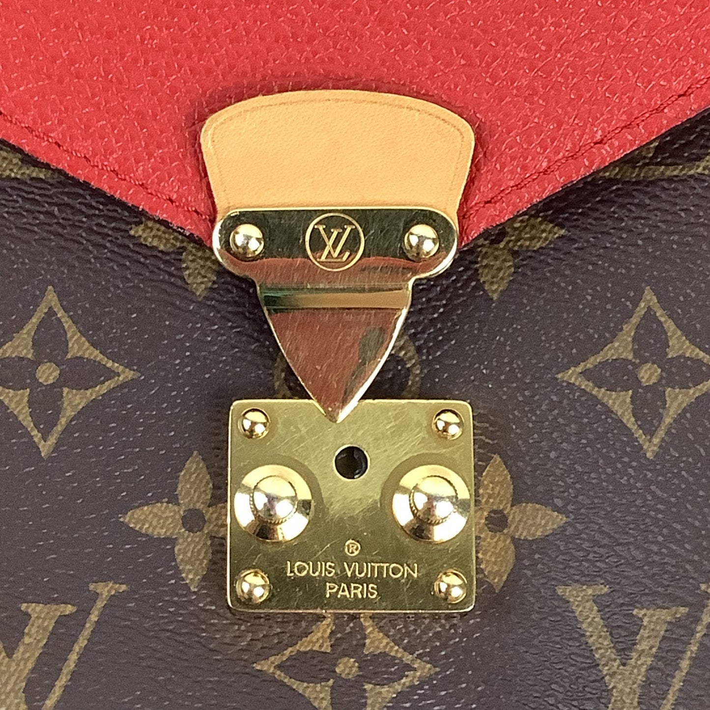 Crossbody Luxury Designer By Louis Vuitton, Size: Medium