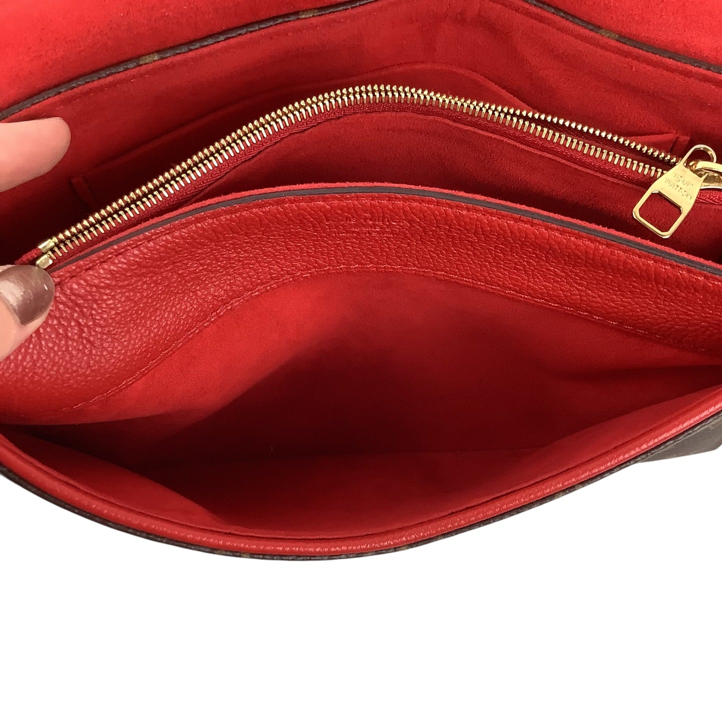 Crossbody Luxury Designer By Louis Vuitton, Size: Medium